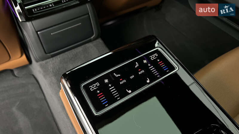 Седан Audi S8 2023 в Львові