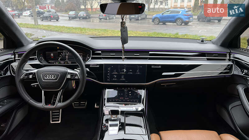 Седан Audi S8 2023 в Львові
