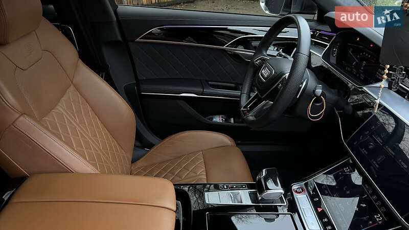 Седан Audi S8 2023 в Львові