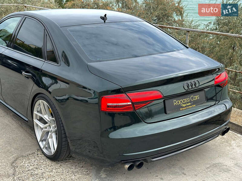 Седан Audi S8 2014 в Ужгороді