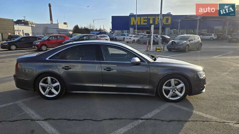 Седан Audi S8 2013 в Зборове