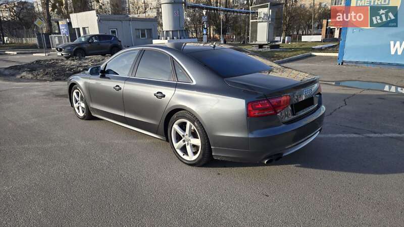 Седан Audi S8 2013 в Зборове
