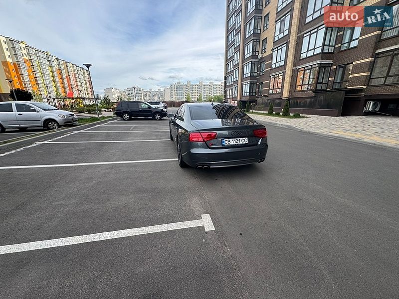 Седан Audi S8 2012 в Чернигове