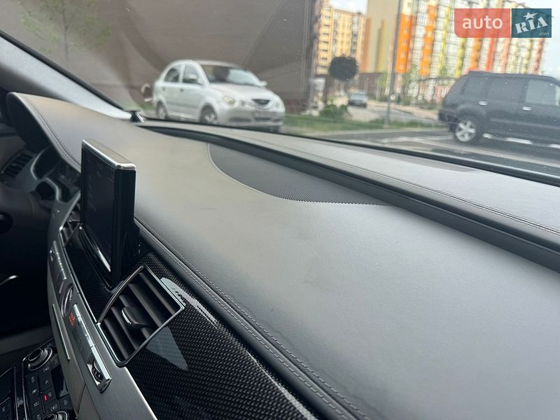 Седан Audi S8 2012 в Чернигове