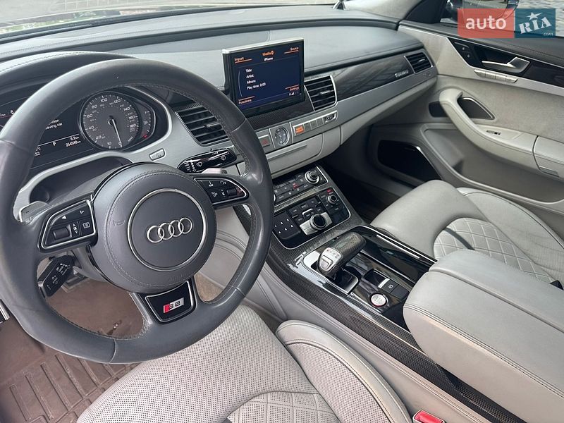 Седан Audi S8 2012 в Чернигове