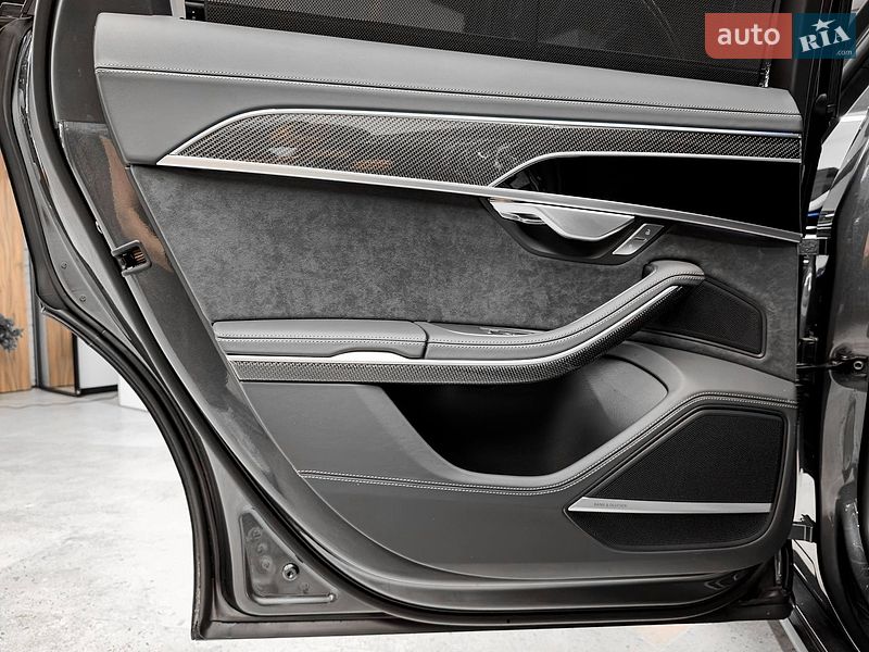 Седан Audi S8 2026 в Киеве