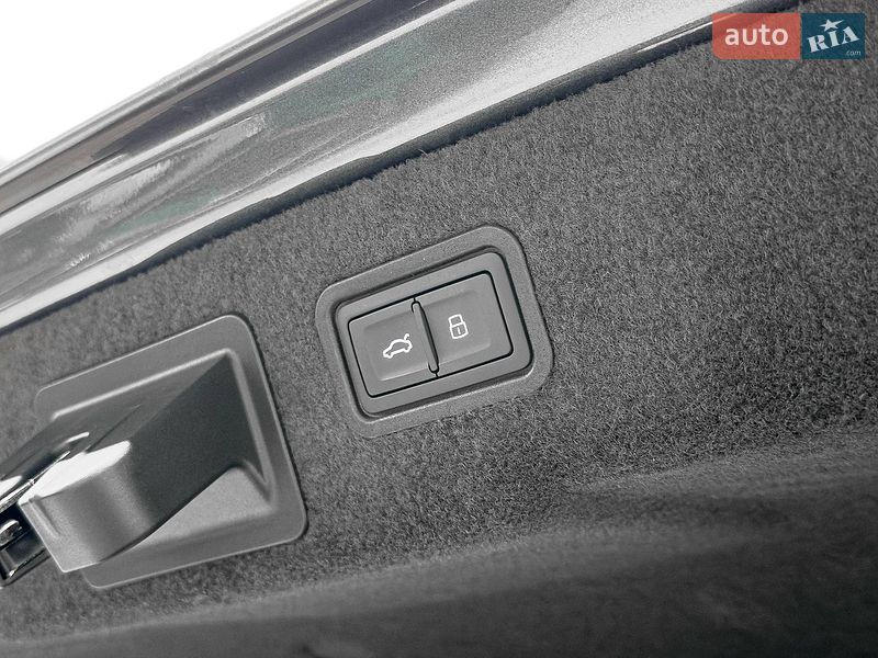 Седан Audi S8 2026 в Киеве