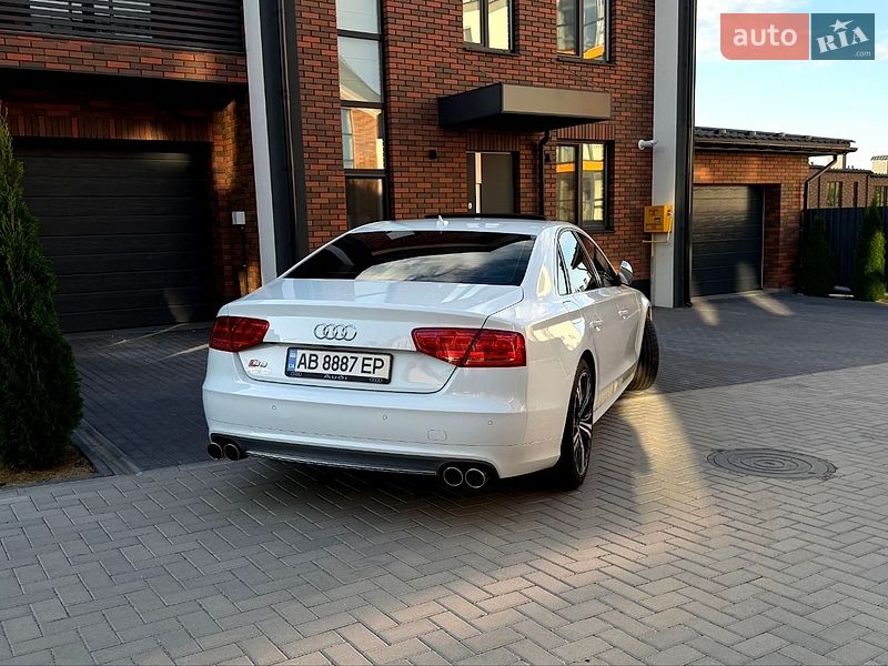 Седан Audi S8 2014 в Вінниці