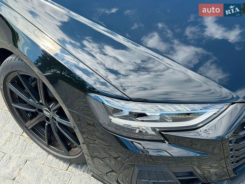 Седан Audi S8 2024 в Львове