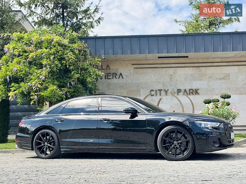 Седан Audi S8 2024 в Львове