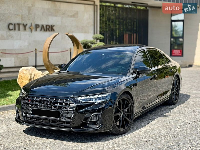 Седан Audi S8 2024 в Львове