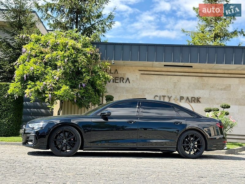Седан Audi S8 2024 в Львове