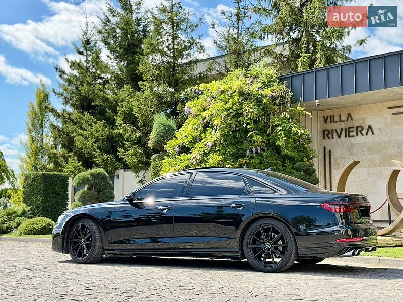Седан Audi S8 2024 в Львове