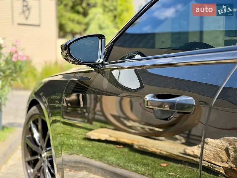 Седан Audi S8 2024 в Львове