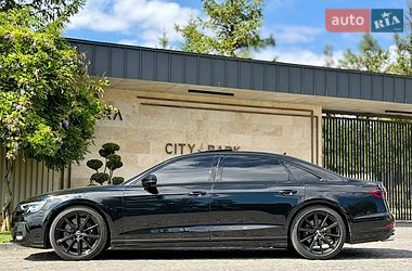 Седан Audi S8 2024 в Львове