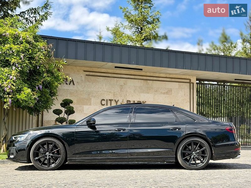 Седан Audi S8 2024 в Львове