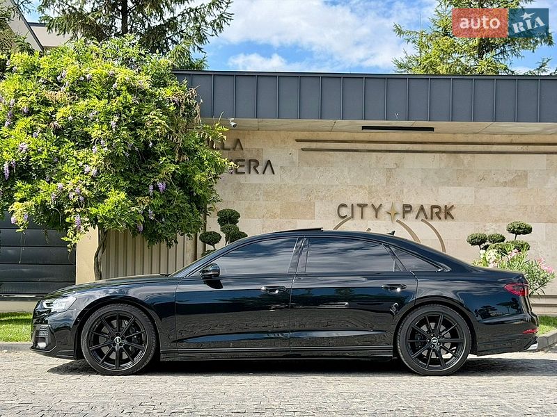 Седан Audi S8 2024 в Львове