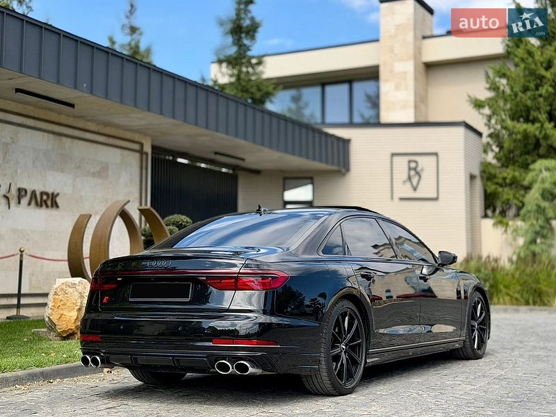 Седан Audi S8 2024 в Львове