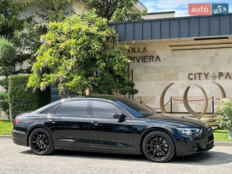 Седан Audi S8 2024 в Львове