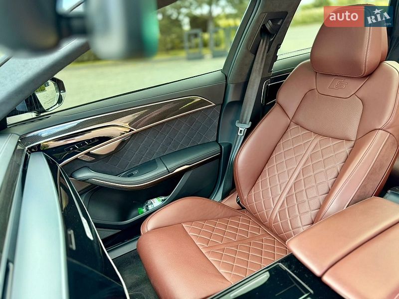 Седан Audi S8 2024 в Львове
