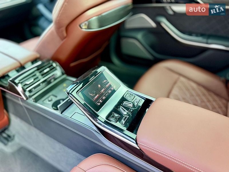 Седан Audi S8 2024 в Львове