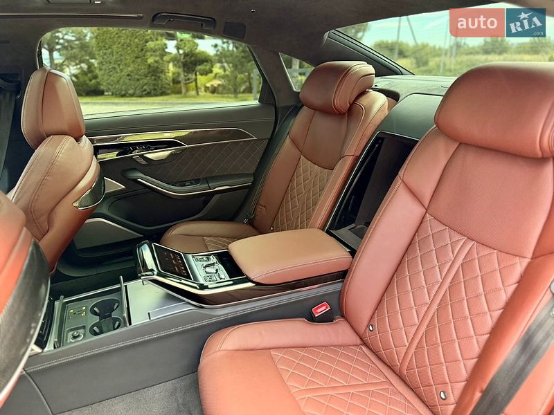 Седан Audi S8 2024 в Львове