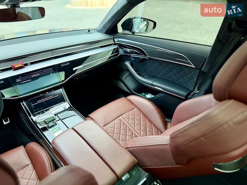Седан Audi S8 2024 в Львове