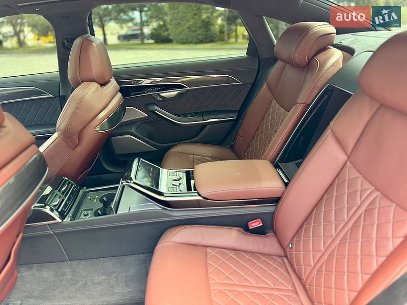 Седан Audi S8 2024 в Львове