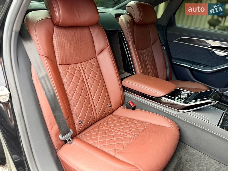 Седан Audi S8 2024 в Львове