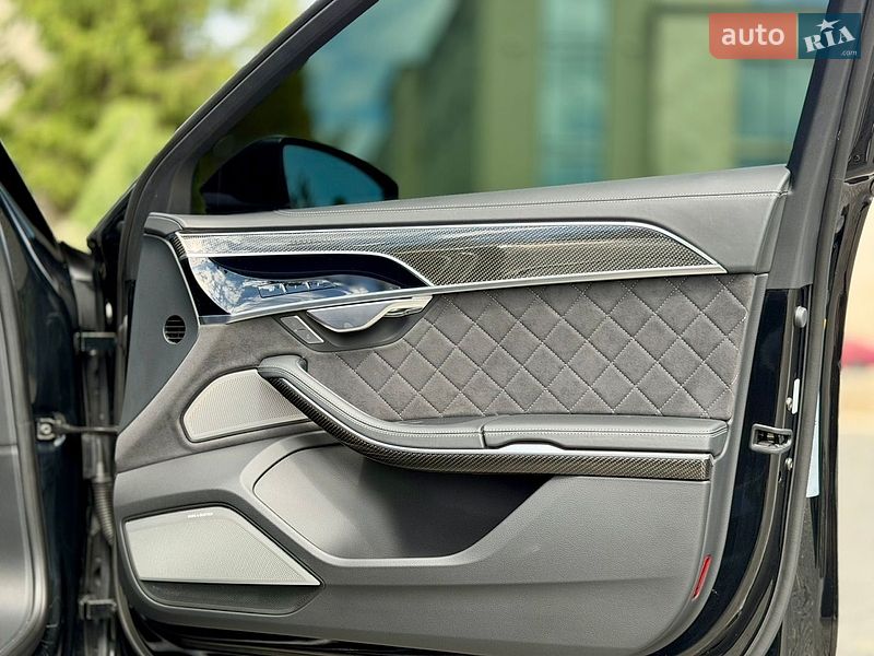Седан Audi S8 2024 в Львове