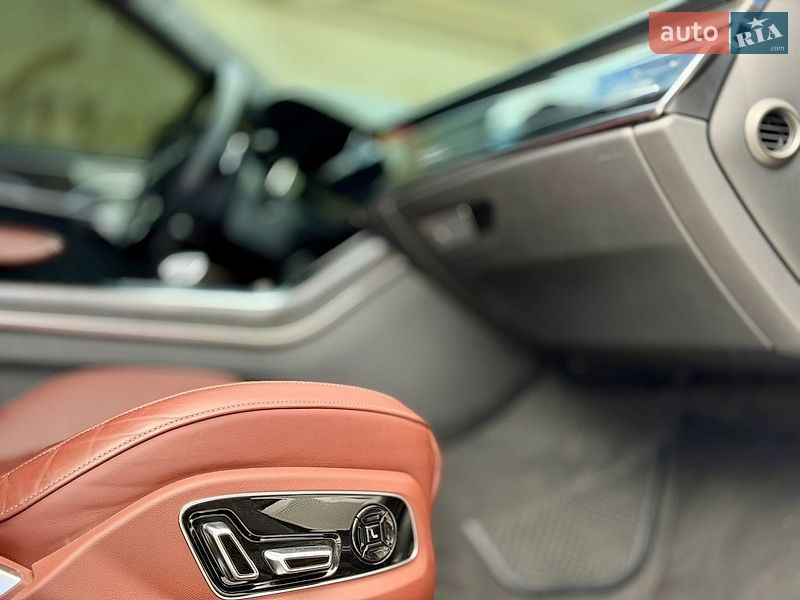 Седан Audi S8 2024 в Львове