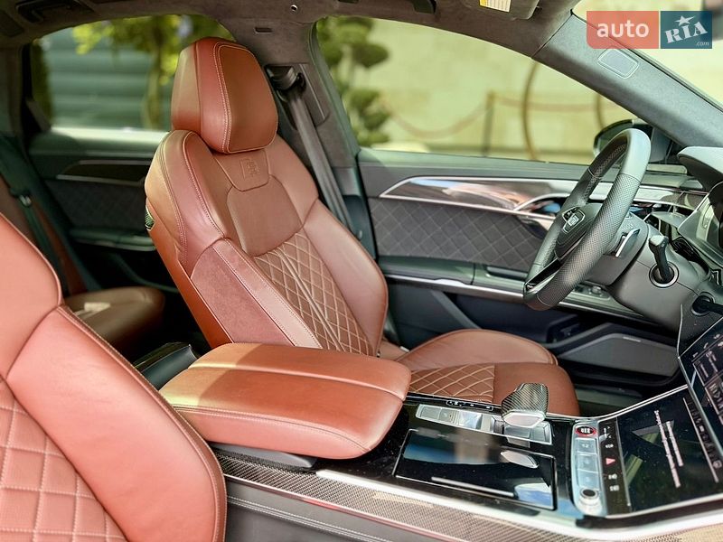 Седан Audi S8 2024 в Львове