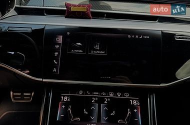 Седан Audi S8 2024 в Львове