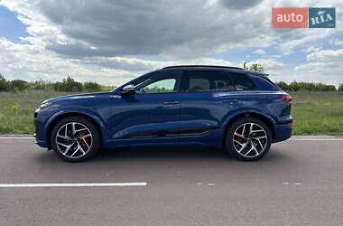 Внедорожник / Кроссовер Audi SQ6 e-tron 2024 в 