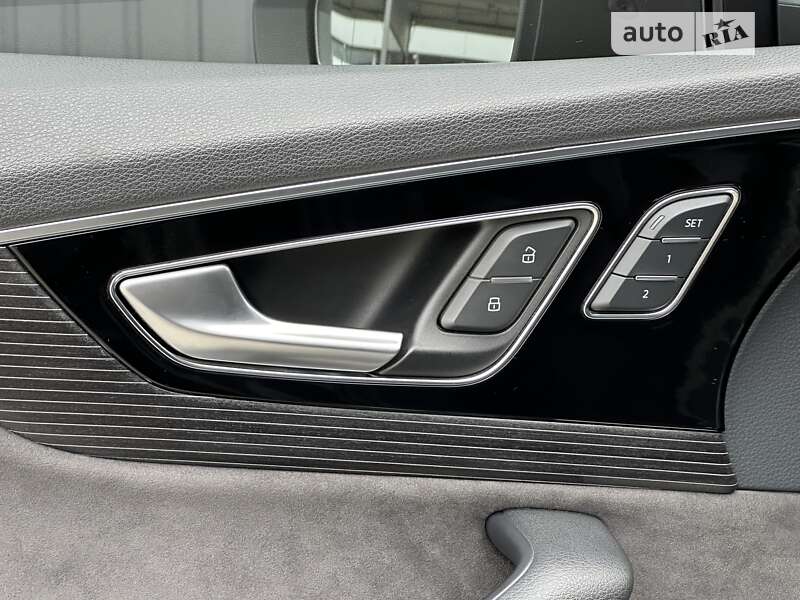 Позашляховик / Кросовер Audi SQ7 2017 в Мукачевому