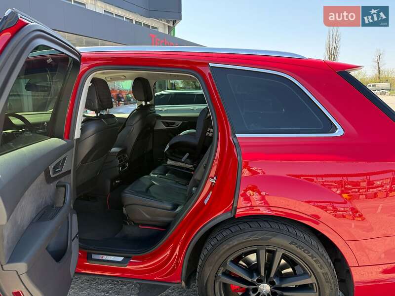 Позашляховик / Кросовер Audi SQ7 2017 в Первомайську
