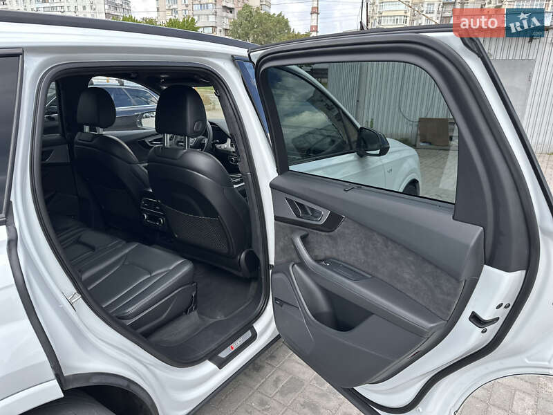 Внедорожник / Кроссовер Audi SQ7 2017 в Ужгороде