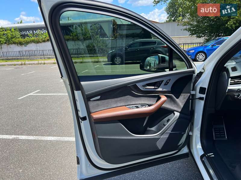 Внедорожник / Кроссовер Audi SQ7 2017 в Киеве
