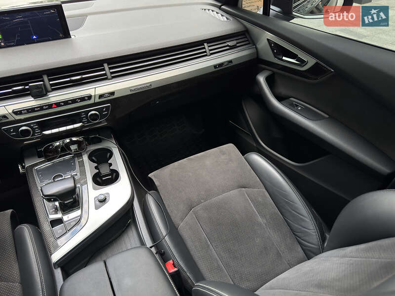 Внедорожник / Кроссовер Audi SQ7 2016 в Киеве