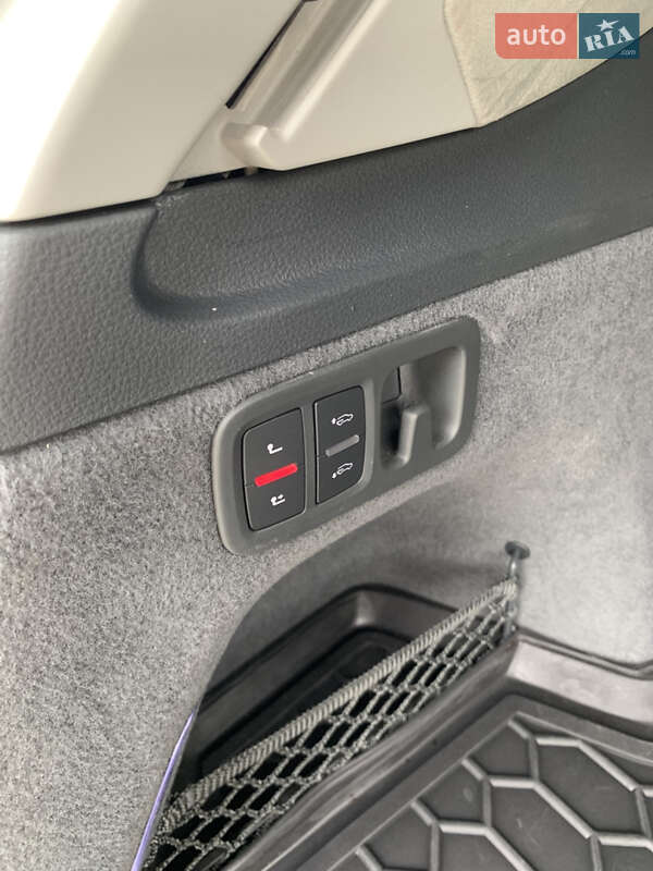 Внедорожник / Кроссовер Audi SQ7 2018 в Сваляве