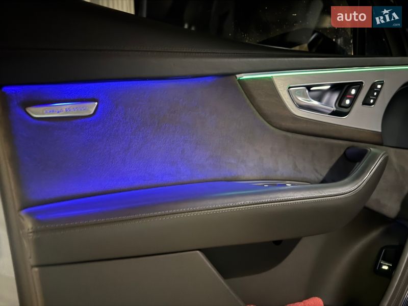 Внедорожник / Кроссовер Audi SQ7 2017 в Тернополе