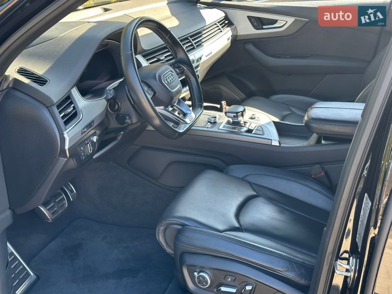 Внедорожник / Кроссовер Audi SQ7 2017 в Виноградове