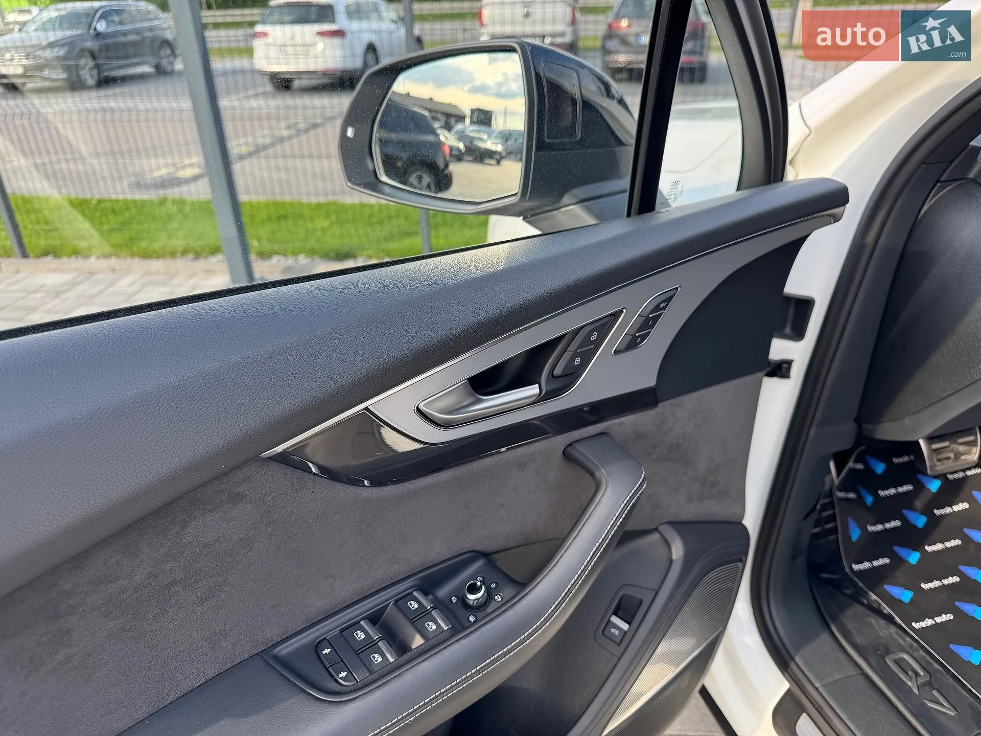 2017 Audi SQ7 - мініатюра 14