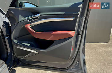 Внедорожник / Кроссовер Audi SQ8 e-tron 2023 в 