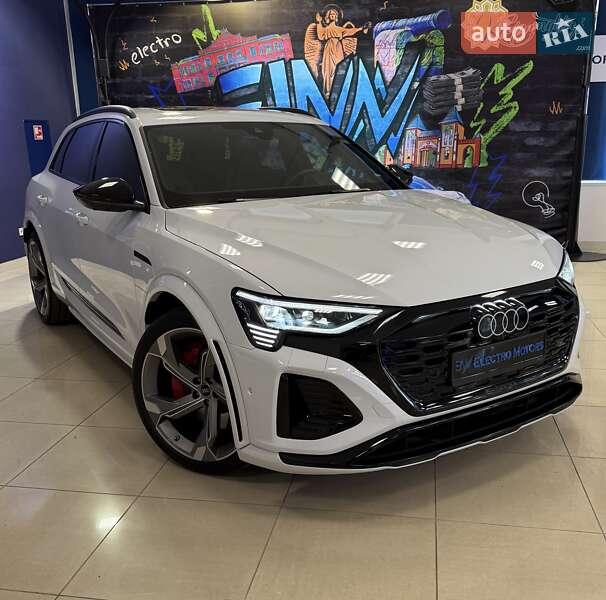 Внедорожник / Кроссовер Audi SQ8 e-tron 2023 в 