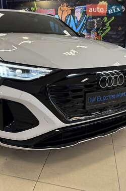 Внедорожник / Кроссовер Audi SQ8 e-tron 2023 в 