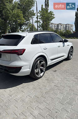 Внедорожник / Кроссовер Audi SQ8 e-tron 2023 в 