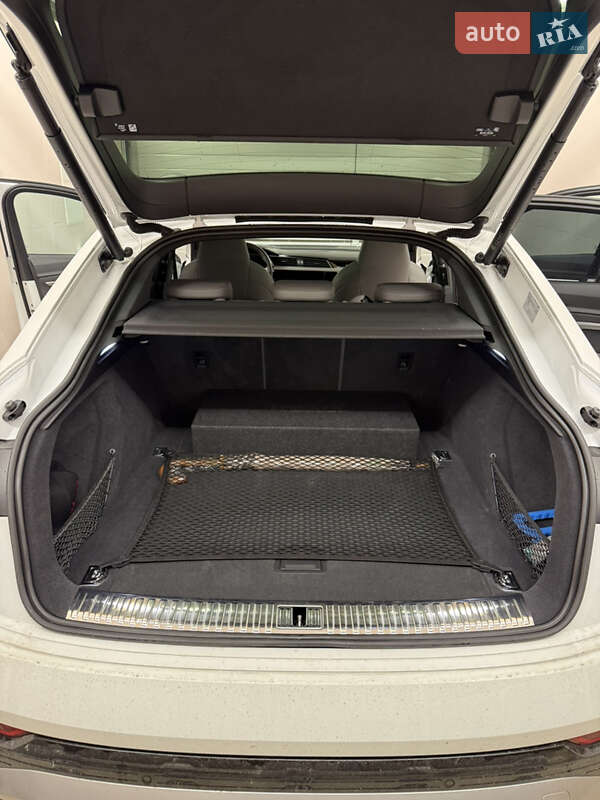 Позашляховик / Кросовер Audi SQ8 Sportback e-tron 2023 в Києві