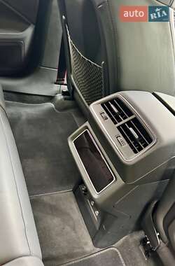 Внедорожник / Кроссовер Audi SQ8 Sportback e-tron 2024 в  фото 38 Внедорожник / Кроссовер Audi SQ8 Sportback e-tron 2024 в
