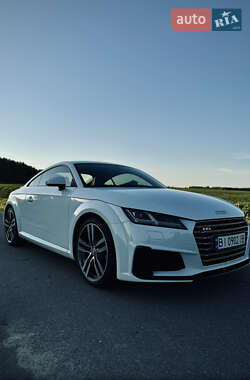 Купе Audi TT 2016 в 